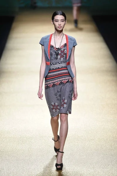 モデルは 2014 中国の北京で中国ロンドンファッションウィークの春 2015 年中にシルクロード衣装太陽 Xiuqin のファッションショーで太陽 Xiuqin デザイナーによる新しい創造を表示します — ストック写真