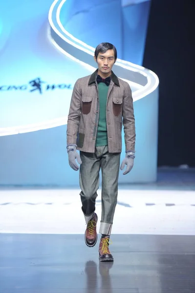 モデルはメルセデス ベンツ中国 2013年秋 冬のファッションウィーク北京 2013 日中に踊る狼メンズ コレクションのファッションショーに新しい創造を表示します — ストック写真