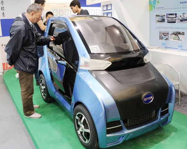 Visitors Look Cethik Electric Concept Car Display 2014 China International — 스톡 사진