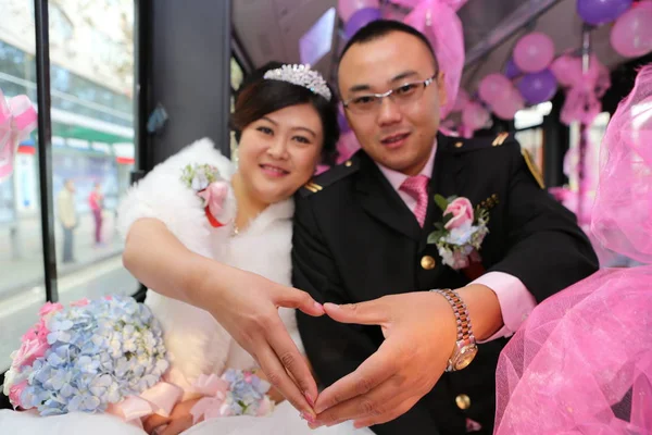 Motorista Ônibus Chinês Jia Direita Sua Noiva Ning Posar Ônibus — Fotografia de Stock