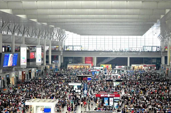 Cestující Transferem Mezinárodního Letiště Hongqiao Lety Zpožděny Nebo Zrušeny Důsledku — Stock fotografie
