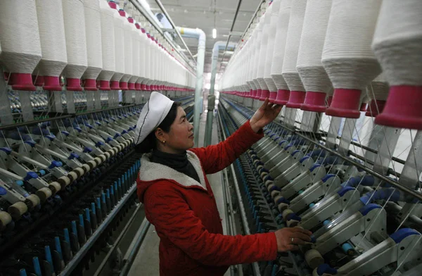 Une Travailleuse Chinoise Occupe Production Fils Destinés Exportation Vers Asie — Photo