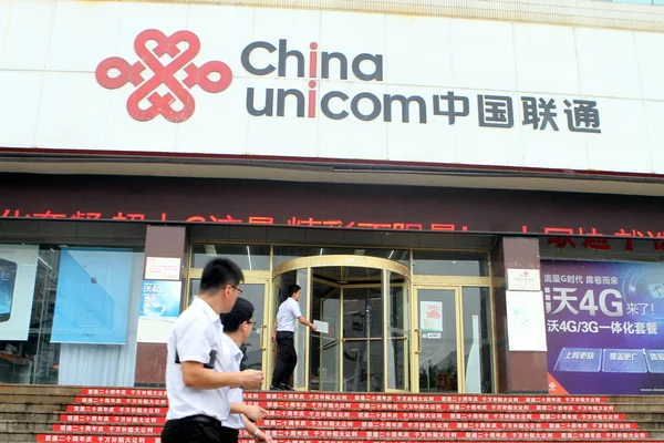 Des Piétons Passent Devant Une Branche China Unicom Dans Ville — Photo