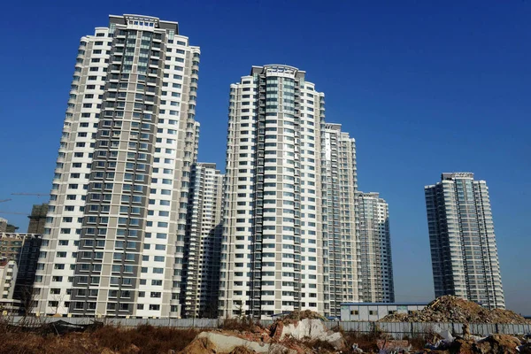 2014년 12월 18일 산둥성 칭다오시에서 지어진 주거용 아파트 건물이 보입니다 — 스톡 사진