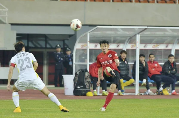 Wang Liang Dari Liaoning Hongyuan Kanan Melewati Bola Untuk Rekan — Stok Foto