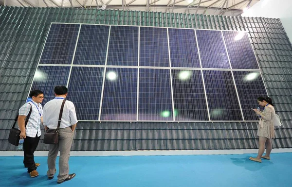 Los Visitantes Chinos Observan Modelos Paneles Solares Durante Conferencia Exposición —  Fotos de Stock