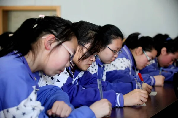 2012年4月13日吉林省吉林市の中学校で眼鏡をかけた中国人女子学生が受験準備をしている — ストック写真