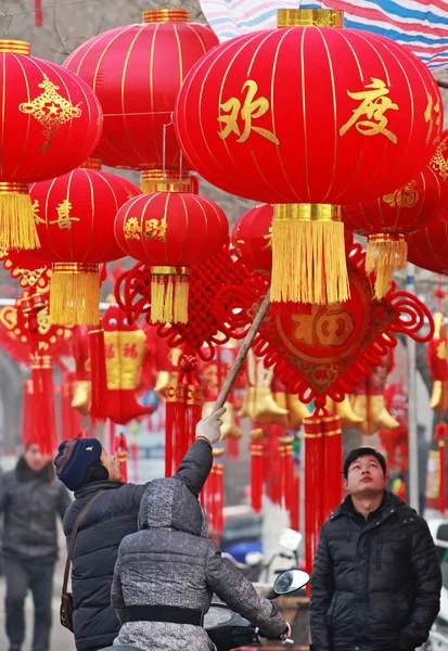 2013年2月1日 在中国中部河南省安阳市华县 一位中国商贩帮助一位顾客为即将到来的中国农历新年 也称为春节 挑选一个红灯笼 — 图库照片