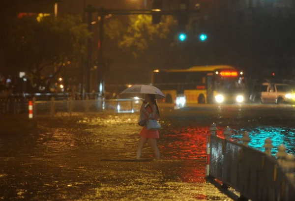 Пешеходные Прогулки Затопленной Дороге Вызванной Обильными Дождями Тайфуна Фунг Вонг — стоковое фото