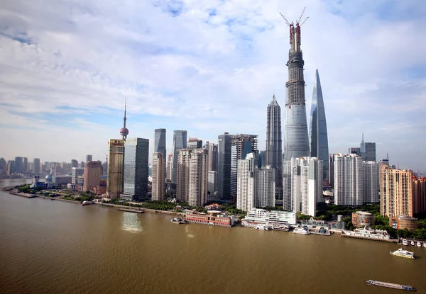 陆家嘴金融区的天际线 正在建设中的上海塔 最高的 上海世界金融中心 第二高 金茂大厦第三高 以及其他摩天大楼和高层建筑在浦东 — 图库照片