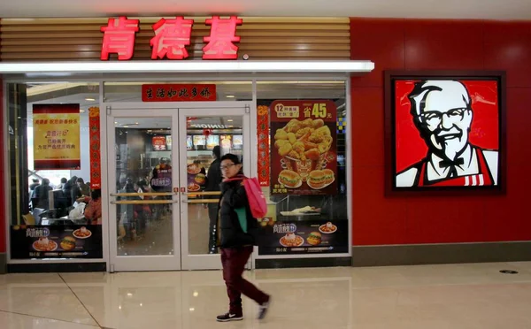 Pedestre Passa Por Restaurante Fast Food Kfc Cidade Wuhan Província — Fotografia de Stock