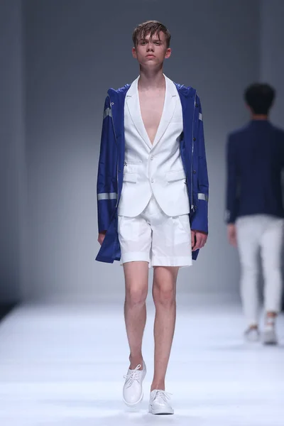 Model Zobrazuje Nové Stvoření Módní Přehlídka Corde Během Šanghajské Fashion — Stock fotografie