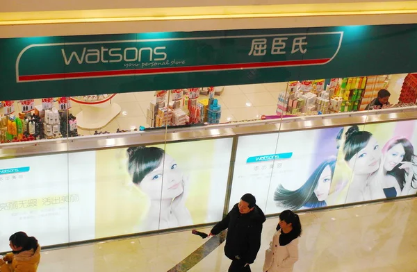 Los Clientes Pasan Por Una Tienda Watsons Centro Comercial Ciudad — Foto de Stock