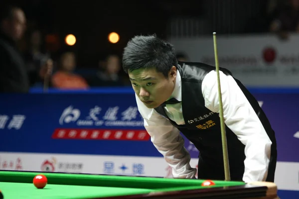 Ding Junhui China Considera Tiro Contra Graeme Dott Escócia Durante — Fotografia de Stock