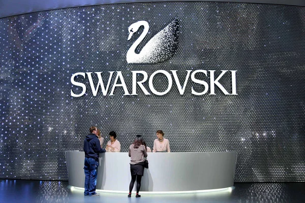 Pessoas Visitam Estande Swarovski Durante Baselworld Watch Jewellery Show 2014 — Fotografia de Stock