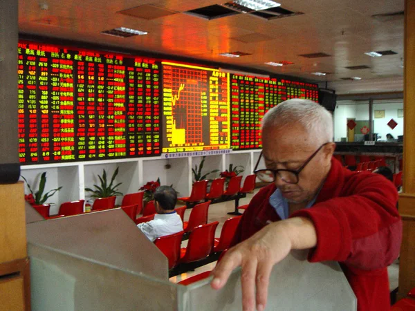 Ein Chinesischer Investor Betrachtet Aktienpreise Rot Für Preis Steigend Und — Stockfoto