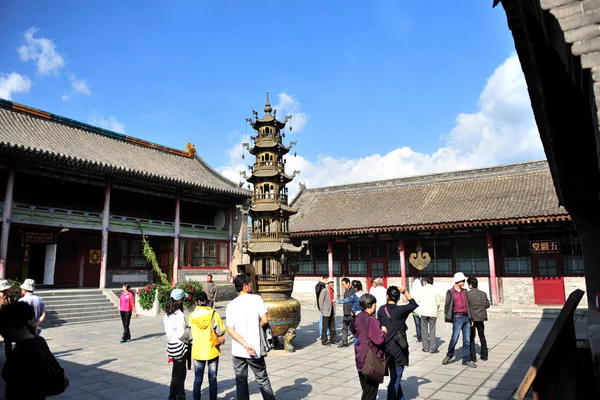 Turister Besöker Ett Buddhistiskt Tempel Wutaishan Mountain Eller Mount Wutai — Stockfoto