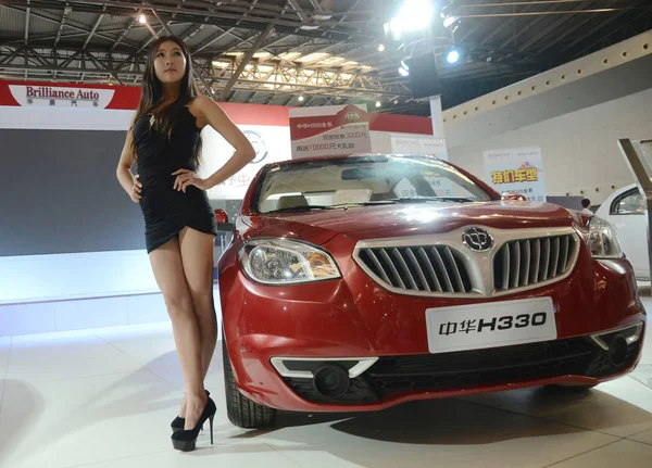 Model Poses Brilliance H330 Brilliance Automotive Auto Show Shanghai China — Stock Photo, Image