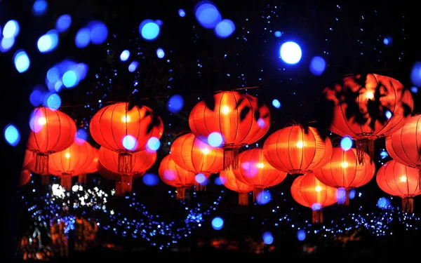 2013年2月18日在中国中部湖南省张家界举行的元宵节彩灯展上看精彩的节日灯笼 — 图库照片