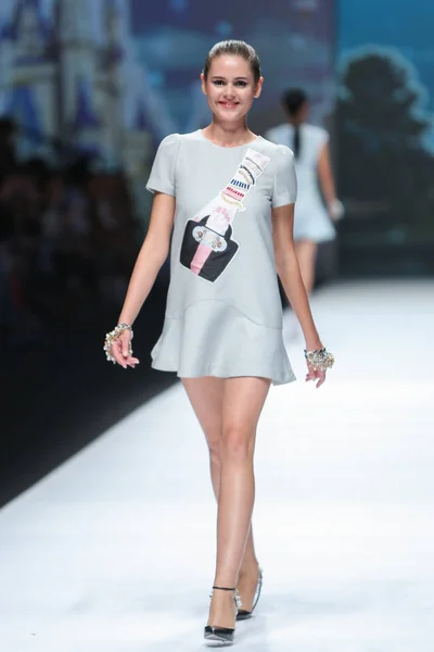 Model Zobrazuje Nové Stvoření Módní Přehlídce Oasis Během Šanghajské Fashion — Stock fotografie
