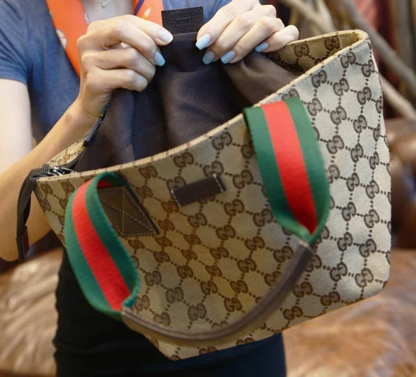 Ein Chinesischer Lehrer Zeigt Eine Gucci Handtasche Während Eines Authentifizierungskurses — Stockfoto