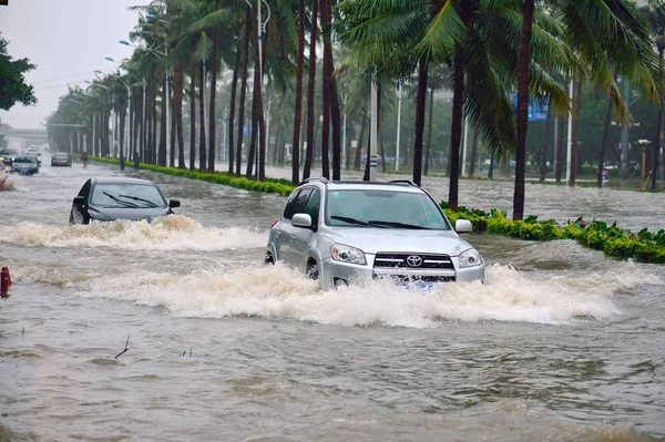 Autók Futnak Elárasztott Úton Okozta Heves Esőzések Typhoon Kalmaegi Haikou — Stock Fotó