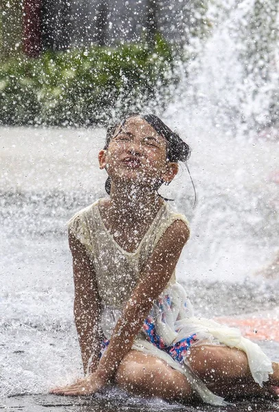 Çinli Bir Kız Cesedi Foshan Güneydoğu Chinas Guangdong Eyaleti Haziran — Stok fotoğraf