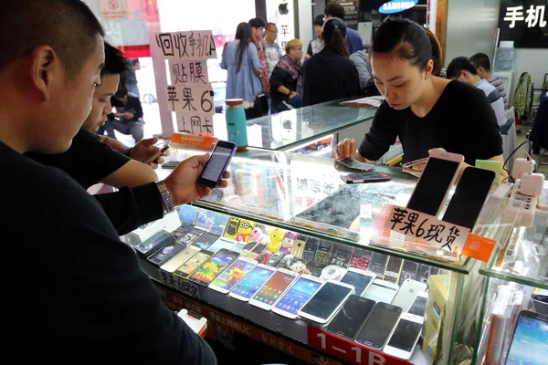 Chinese Customers Shop Smartphones Phone Market Shanghai China October 2014 — Stock Photo, Image