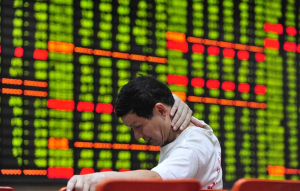 Concerned Chinese Investor Views Prices Shares Red Price Rising Green — Stock Photo, Image