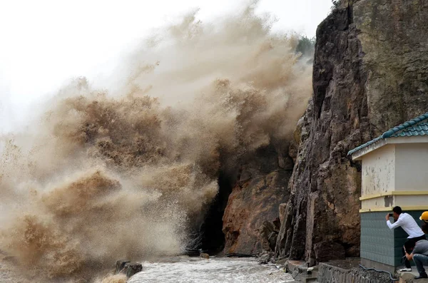 Masszív Hullámok Által Okozott Közeledő Typhoon Vongfong Slam Hullámtörő Shitang — Stock Fotó