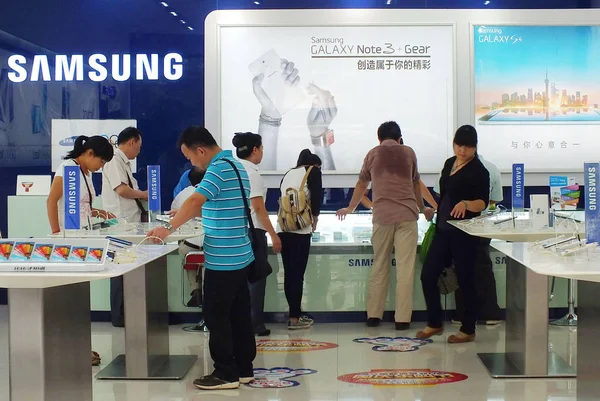 Clientes Compram Smartphones Samsung Uma Loja Cidade Yichang Província Chinas — Fotografia de Stock