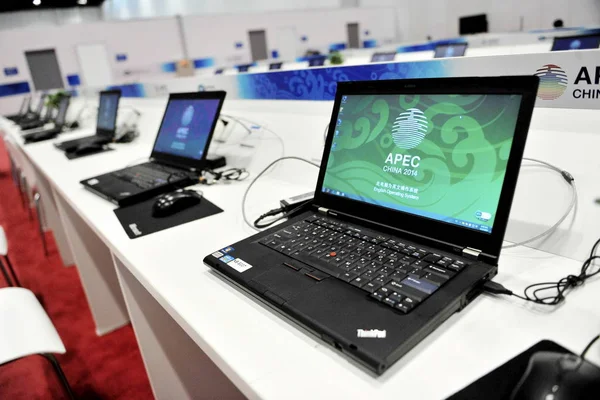 Lenovo Thinkpad Laptopcomputers Staan Opgesteld Het Media Center Voorafgaand Aan — Stockfoto