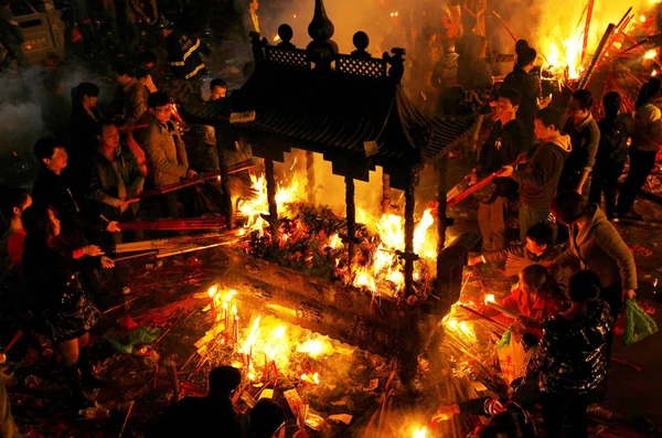 Människor Lyser Upp Rökelse Kaishan Temple Fair Att För Välsignelser — Stockfoto