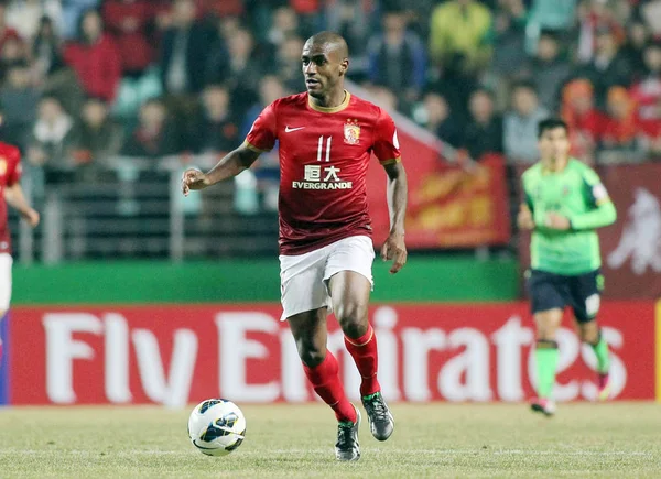 Muriqui Chinas Guangzhou Evergrande Dribbles South Koreas Jeonbuk Hyundai Motors — Foto Stock