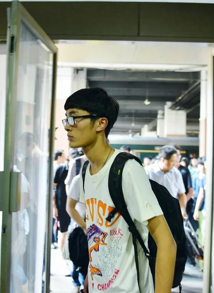 Estudante Bordo Avião Caiu Asiana Airlines Chega Estação Ferroviária Hangzhou — Fotografia de Stock