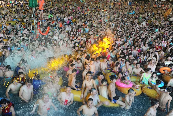 Vakantiegangers Overcrowd Een Zwembad Koelen Het Playa Maya Water Park — Stockfoto