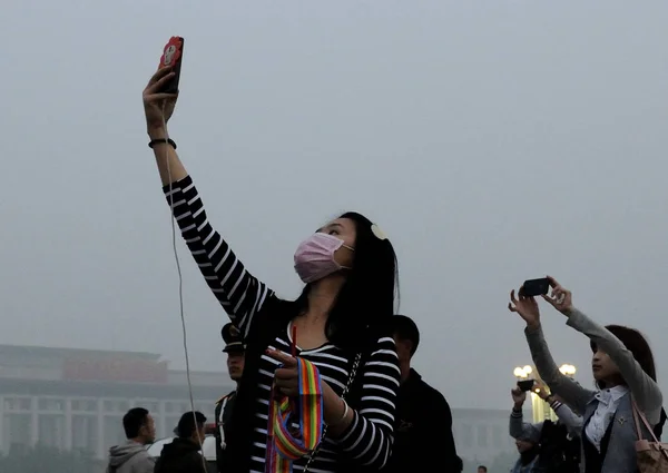 Туристы Масках Делают Селфи Фотографируют Площади Тяньаньмэнь Тяжелым Смог Пекине — стоковое фото