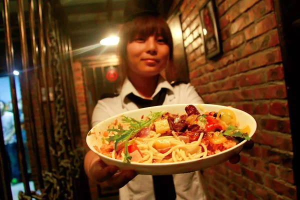 Pincérnő Szolgálja Élelmiszer Ügyfelek Első Börtön Témájú Étterem Tianjin Kína — Stock Fotó