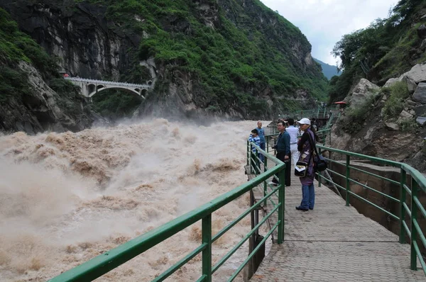 Turisták Néz Víz Jinsha Folyó Tör Tigris Ugrált Gorge Yulong — Stock Fotó