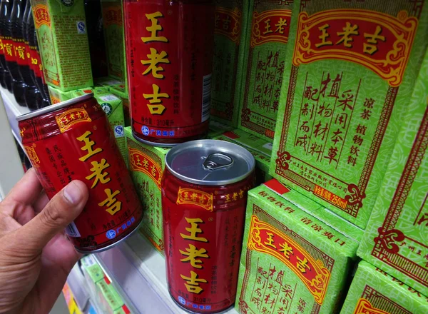 Cliente Compra Una Lata Wanglaoji Supermercado Yichang Provincia Central Chinas — Foto de Stock