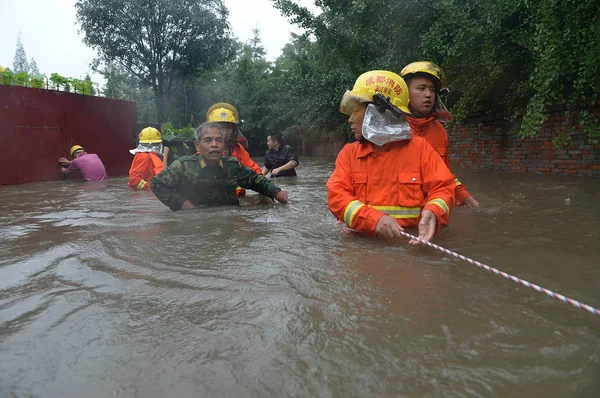 Китайские Спасатели Эвакуируют Местных Жителей Затопленных Районов Вызванных Сильными Дождями — стоковое фото