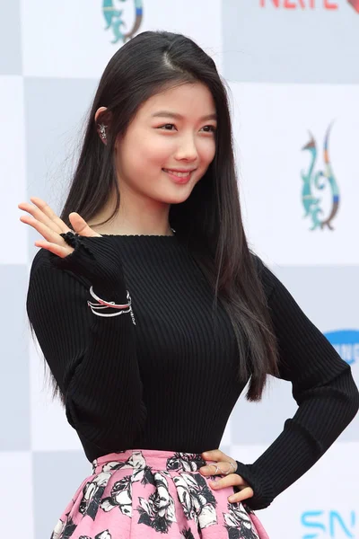 Южнокорейская Актриса Ким Чжон Позирует Красной Дорожке Церемонии Вручения Премии — стоковое фото