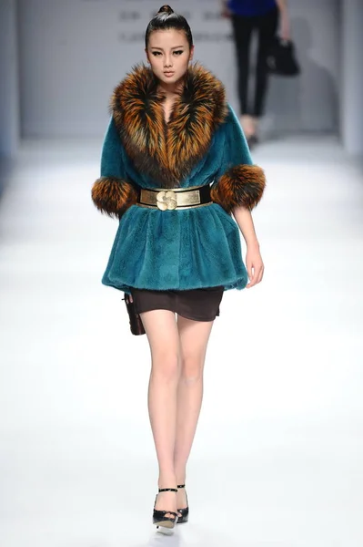 モデルは 中国ファッション週秋 2014 中国の北京で 2014 日の間に秋 2014 2015 毛皮ファッションショーで新しい創造を表示します — ストック写真