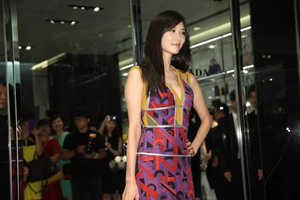 台湾のモデルで女優リン チーリンは台湾 台中で新しいプラダ ブティックのオープニング パーティーのため 2014 日に到着後ポーズします — ストック写真