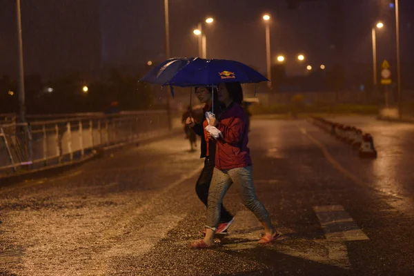 Yayalar Shenzhen Şehir Güney Çin Guangdong Eyaletinde Şiddetli Yağmurda Bir — Stok fotoğraf