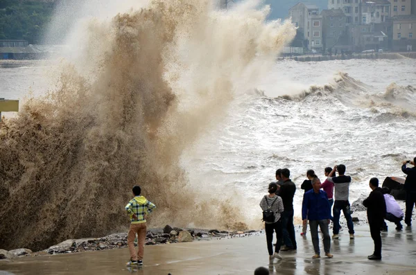 Helyi Kínai Lakosok Pillantást Hatalmas Hullámok Okozta Közeledő Typhoon Vongfong — Stock Fotó