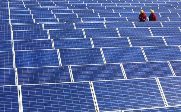 Técnicos Chinos Revisan Paneles Solares Una Planta Energía Fotovoltaica Ciudad —  Fotos de Stock