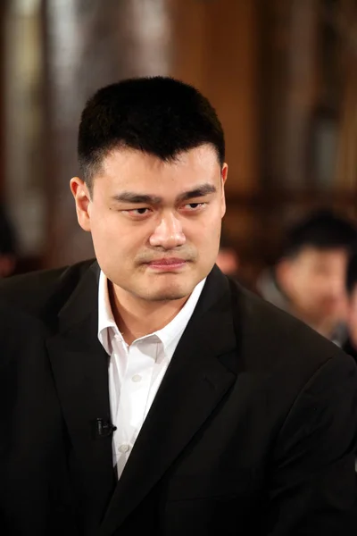 Pensionerad Kinesiska Basket Superstar Yao Ming Avbildad Kevin Timme Talk — Stockfoto