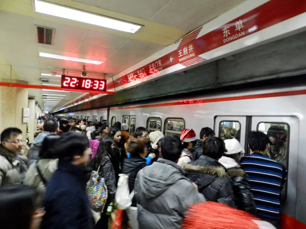 Bestand Een Menigte Van Passagiers Wachten Voor Een Metro Trein — Stockfoto