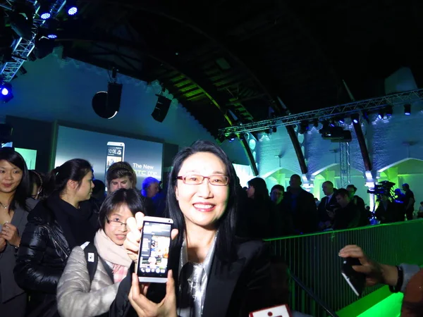 Cher Wang Prezes Htc Pokazuje Nowy Htc One Podczas Konferencji — Zdjęcie stockowe